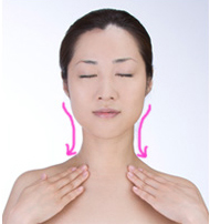 マッサージ 耳の下から鎖骨へ